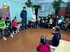 Елизовские сотрудники МЧС России учили детей эвакуироваться из здания во время пожара