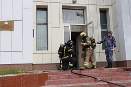 Сотрудники Росгвардии и МЧС России провели совместные пожарно-тактические учения на Камчатке
